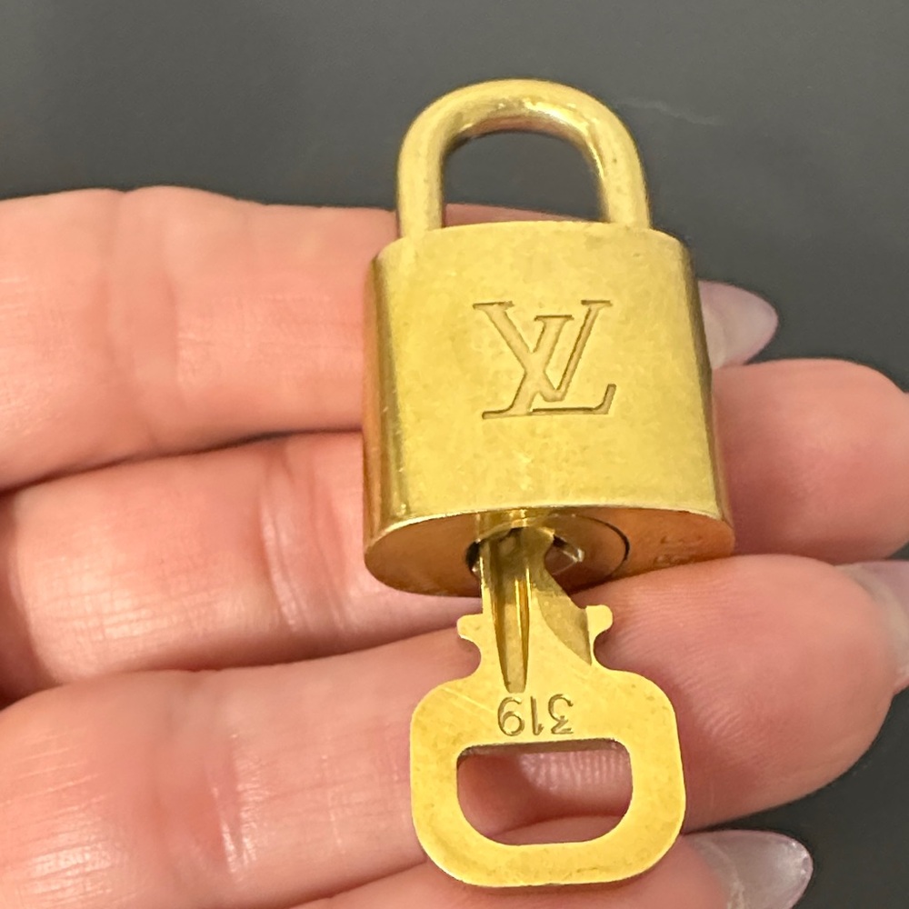 💯% Authentic Louis Vuitton Luxurious Gold Padlock and Key #319. EUC - Picture 8 of 8